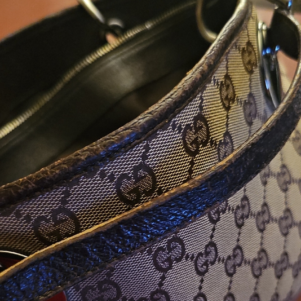 Gucci Shoulder Bag with Iconic Pattern - Picture 2 of 9